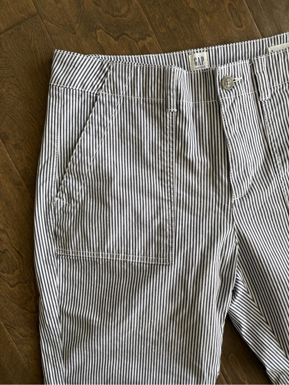 Gap white + navy striped girlfriend khaki Size 8 - Picture 2 of 5